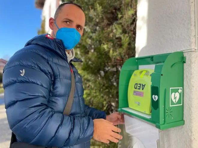 AED defibrilátor v obci